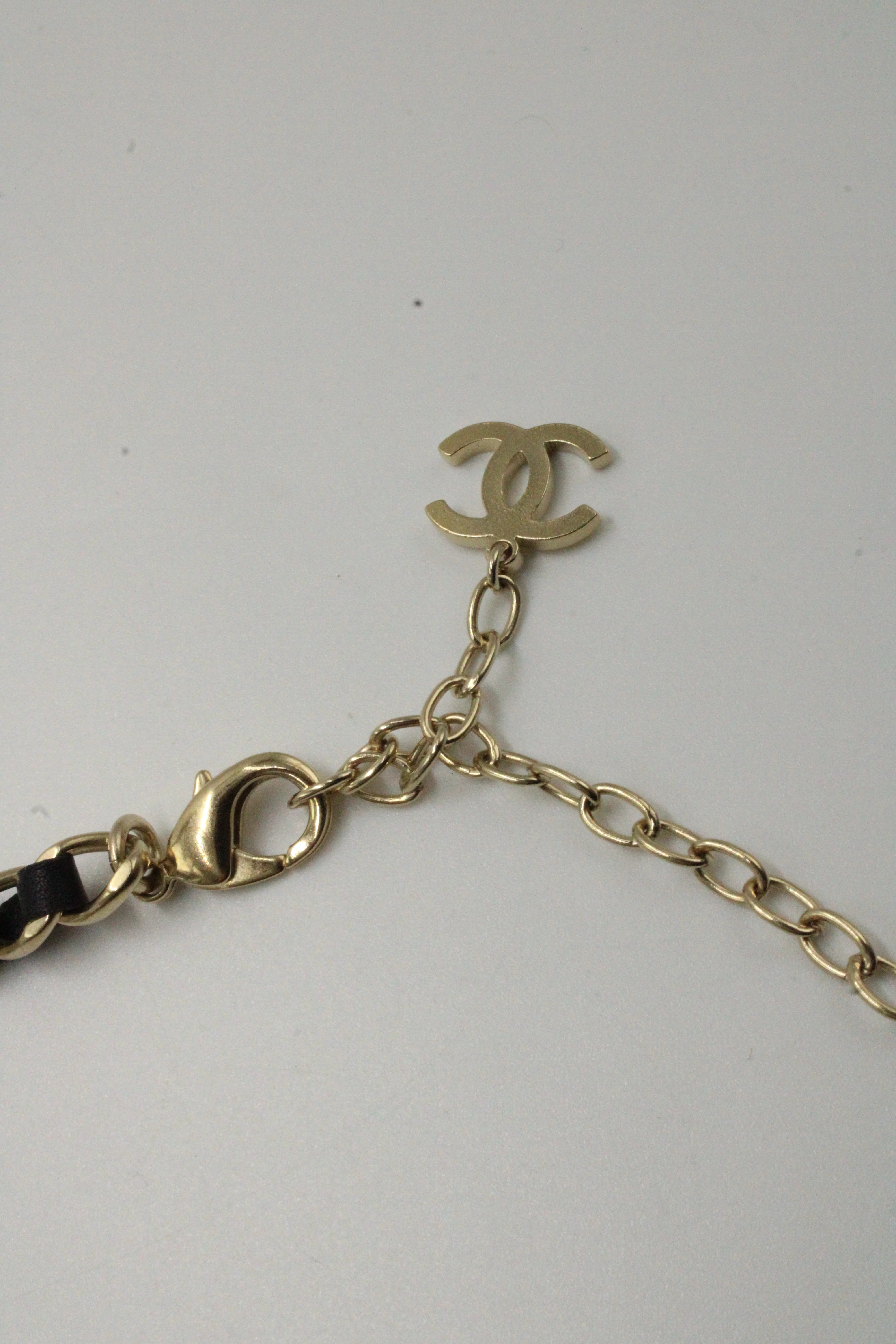 Chanel Pearl and Medallion Chain Belt in Gold Metal - Image 9