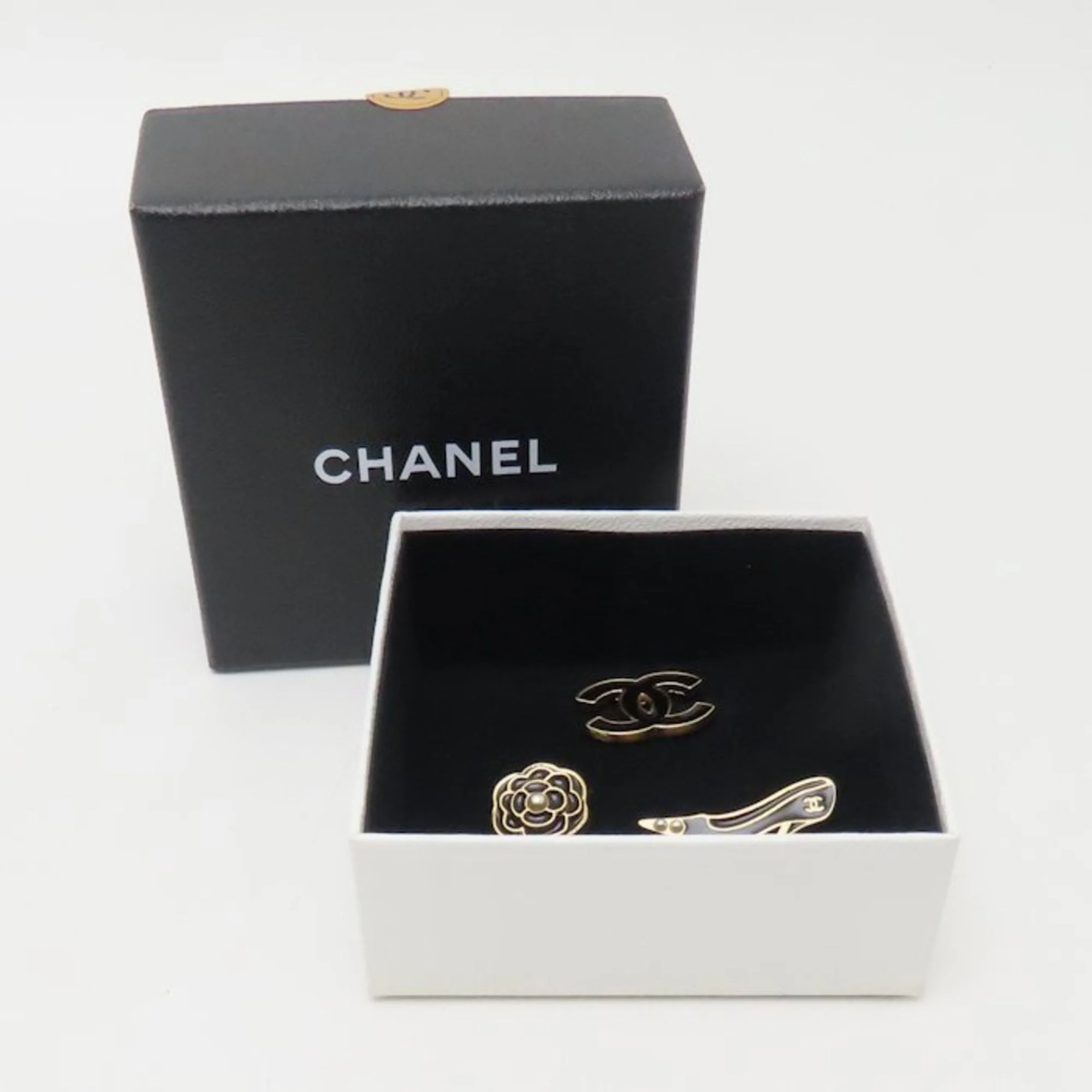 CC Logo Brooch Metal - Image 8