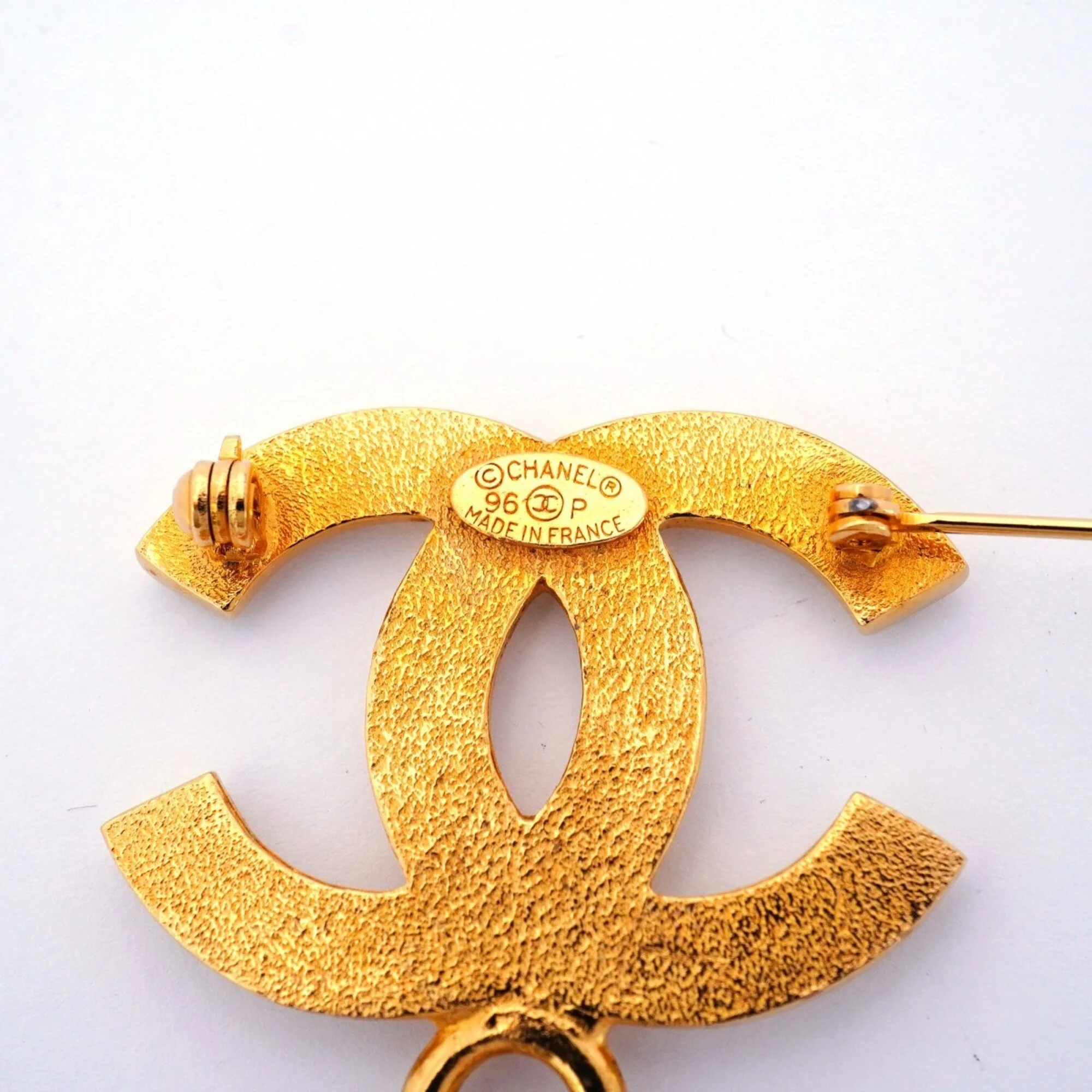 CC Logo Circle Brooch Metal - Image 4