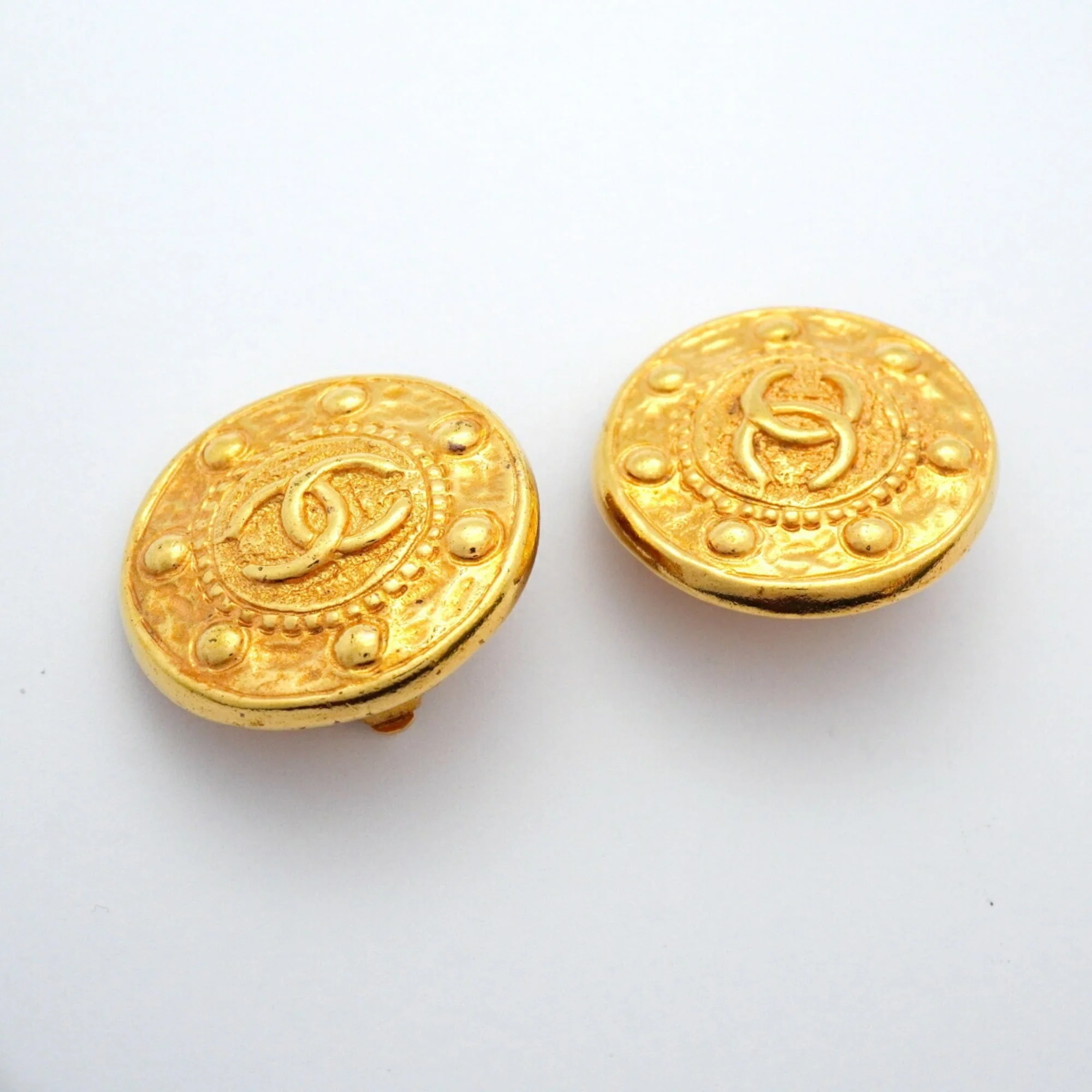 CC Logo Circle Clip-On Earrings Metal Gold-Tone Metal - Image 2
