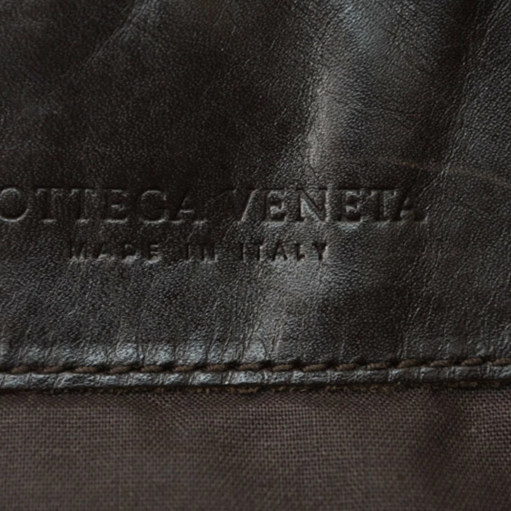 Flat Messenger Bag Intrecciato Nappa Medium - Image 7