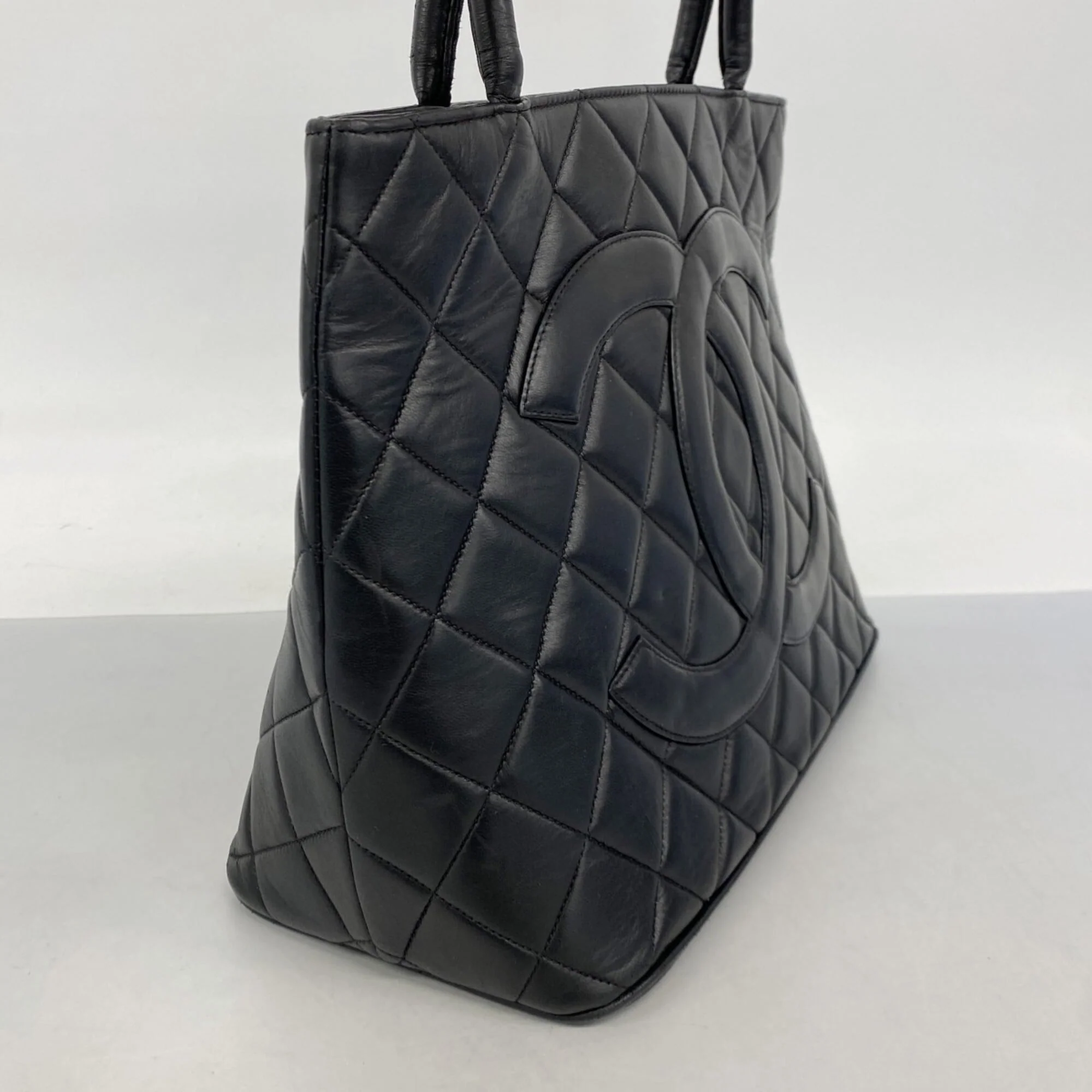 Medallion Tote Quilted Lambskin - Image 2