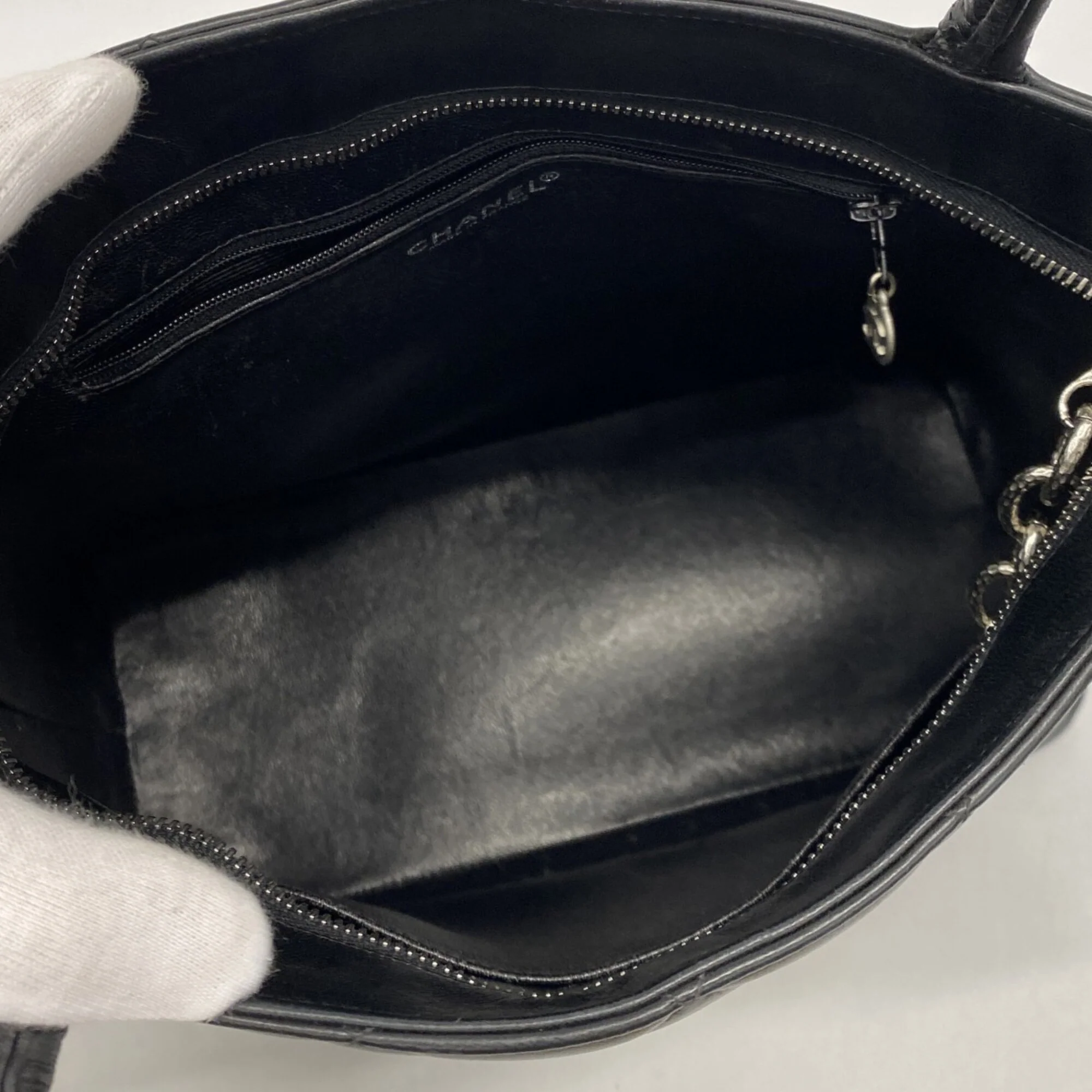 Medallion Tote Quilted Lambskin - Image 4