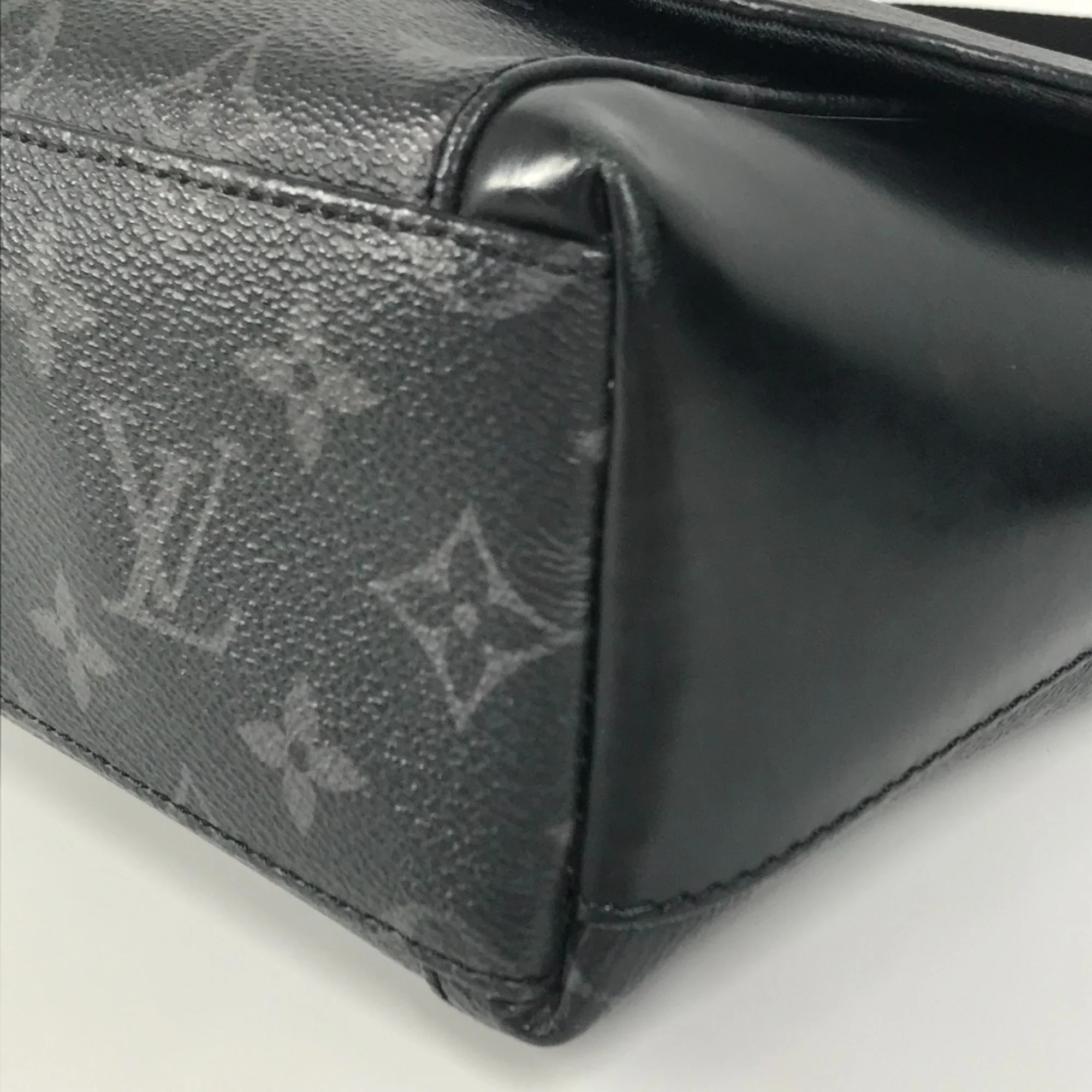 District Messenger Bag Monogram Eclipse Canvas PM - Image 8