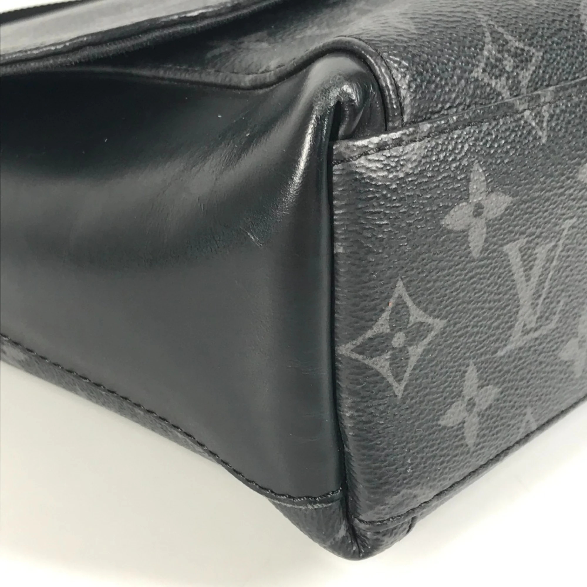 District Messenger Bag Monogram Eclipse Canvas PM - Image 9