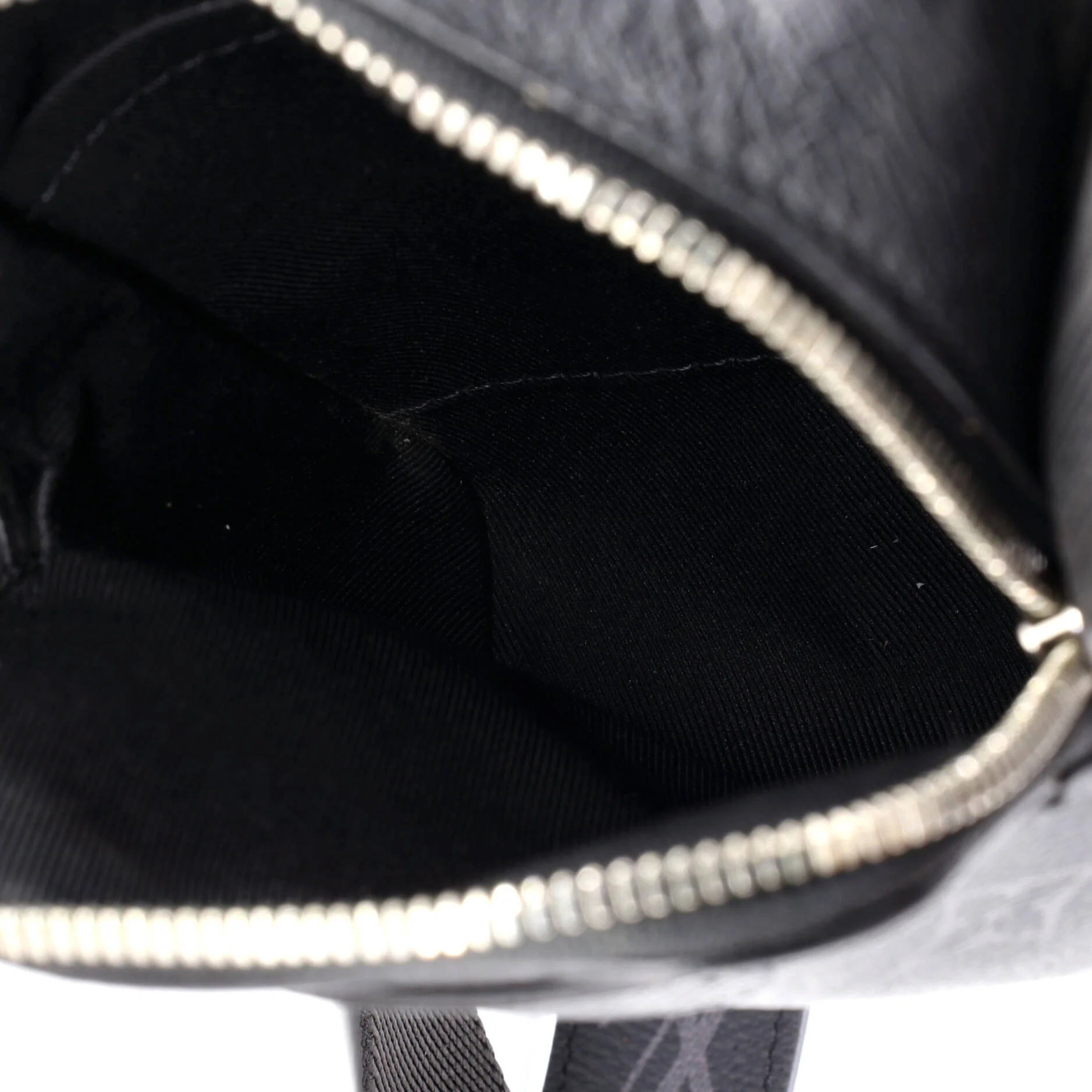 Outdoor Slingbag Monogram Taigarama - Image 5