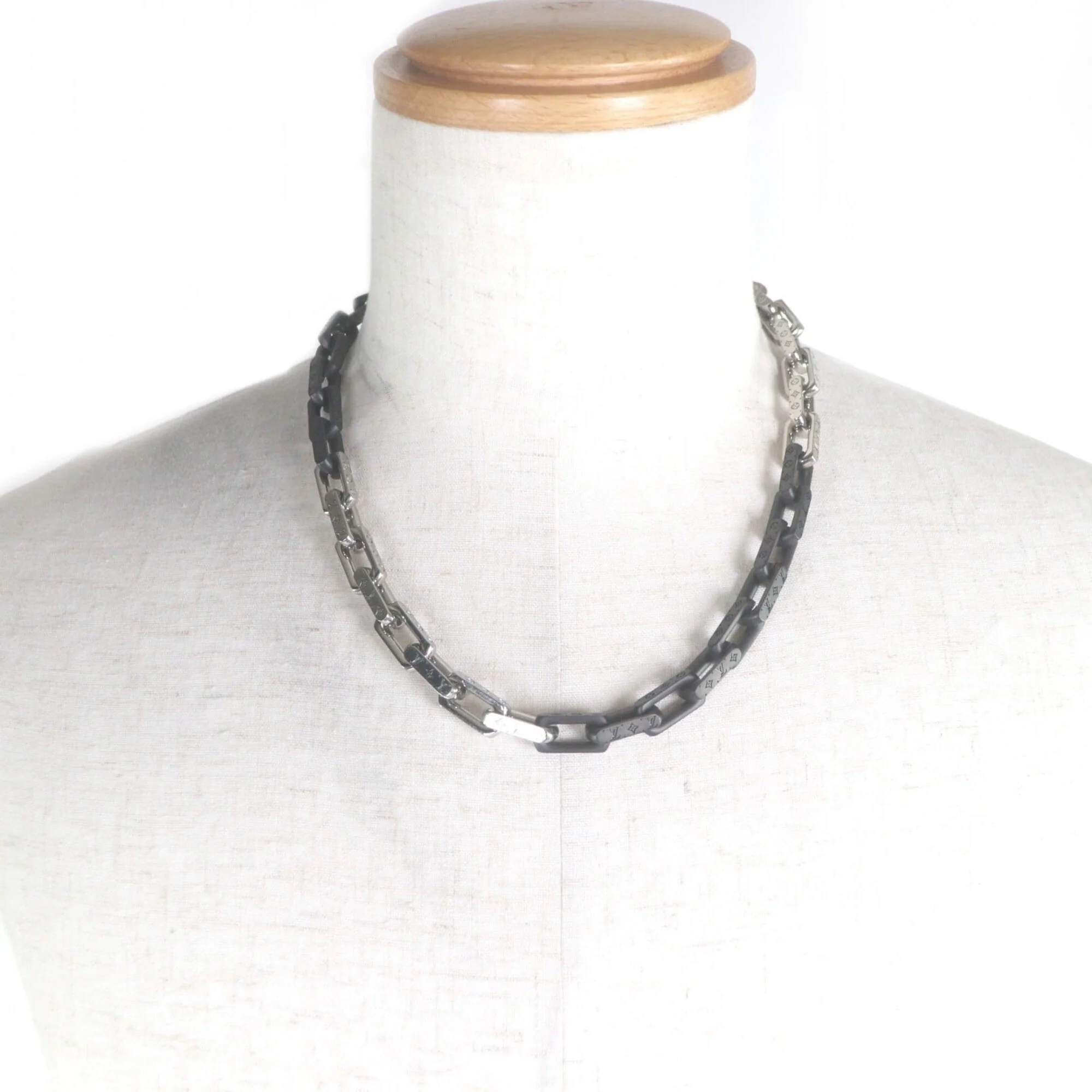 Pendant Necklace Black and Silver - Image 2
