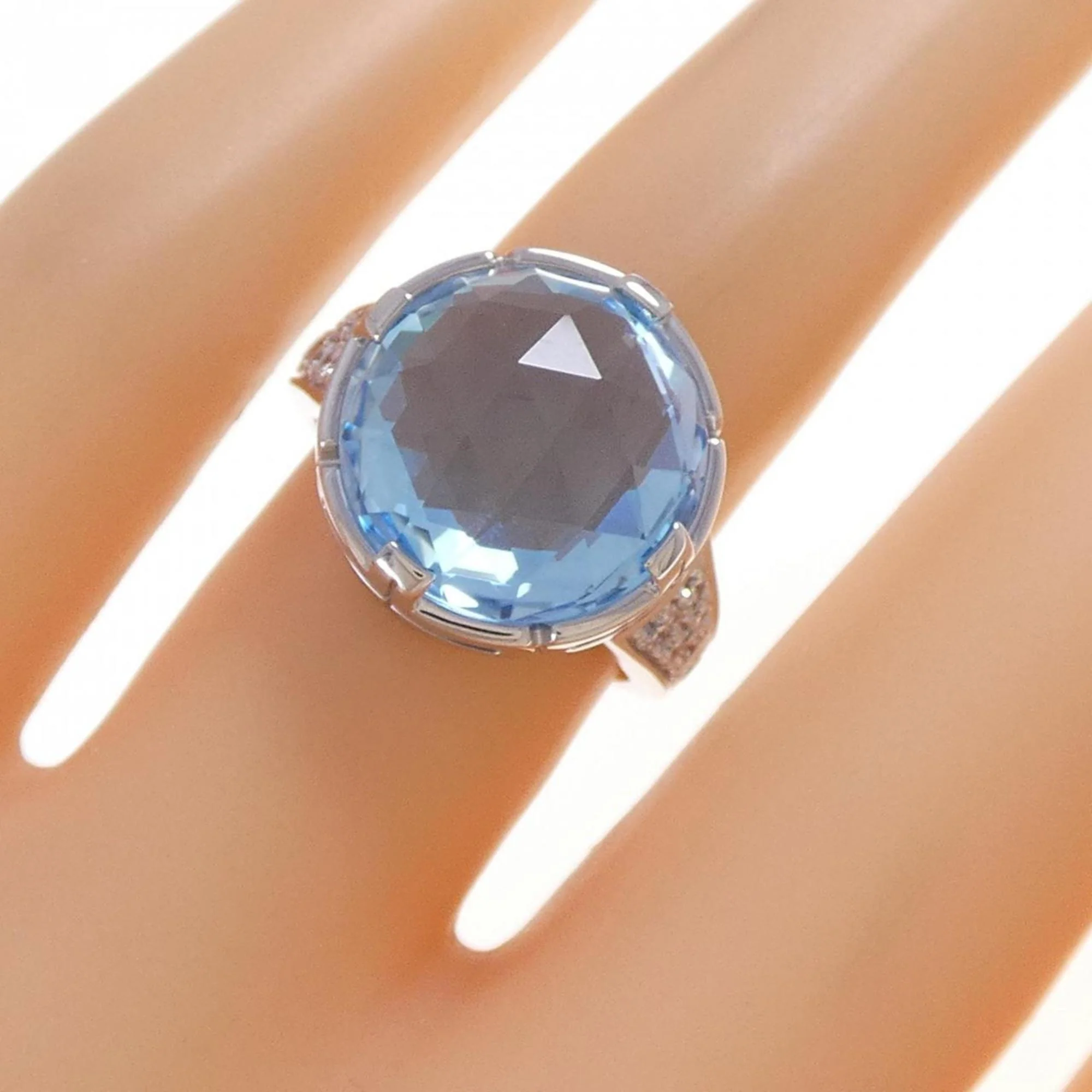 Parentesi Ring 18K White Gold with Diamond and Topaz - Image 5